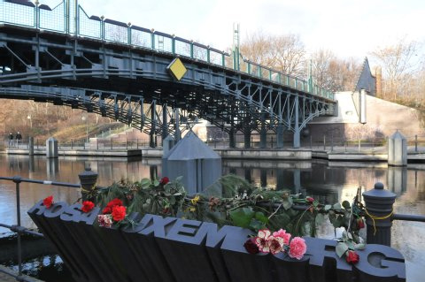 "Puente de Rosa Luxemburgo" un paso de peatones sobre el Landwehrkanal, el canal construido en Berlín a mediados del siglo XIX para aliviar la carga de circulación sobre el río Spree