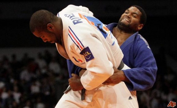 El francés Teddy Riner combate contra el cubano Oscar Braison. Foto: AP/ Archivo