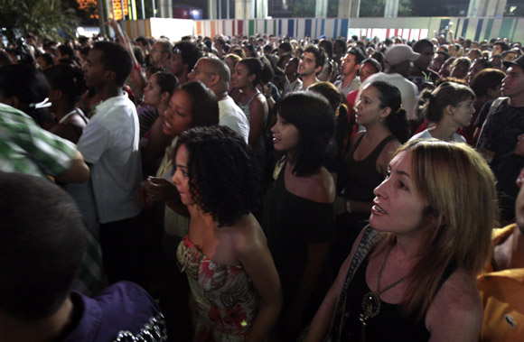 Jóvenes aplauden en "Concierto del amor" en La Habana. Foto: Ismael Francisco/Cubadebate