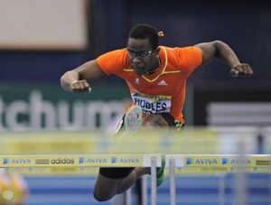 El atleta cubano Dayron Robles durante la competición de este sábado de los 60 m vallas en Birmingham. (AFP, adrian dennis)