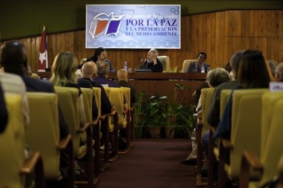 Fidel con intelectuales. Foto: Roberto Chile/Cubadebate