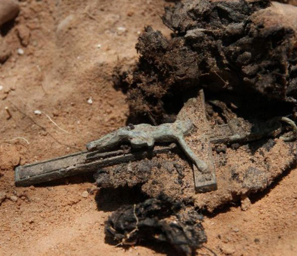 Crucifijo hallado en la fosa de Gumiel de Izán (Burgos). Los investigadores creen que podría corresponder a "un cura rojo". Foto: El País