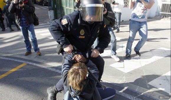 Brutal represión contra estudiantes en Valencia, España. Foto: Público