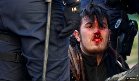 Represión contra estudiantes en Valencia, España. Foto: Público