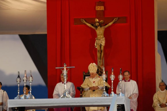 El Papa Benedicto XVI,  oficia la Santa Misa en la Plaza de la Revolución Antonio Maceo, en Santiago de Cuba, el 26 de marzo de 2012.   AIN  FOTO/Juan Pablo CARRERAS/