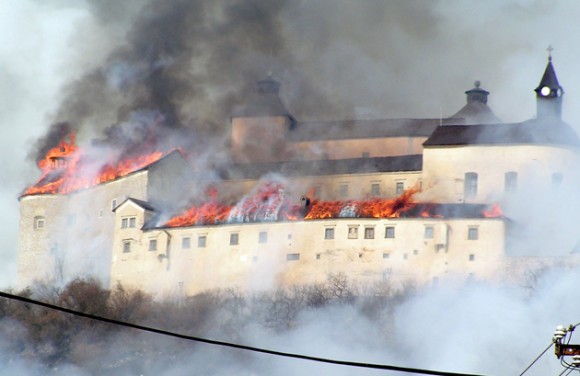 Las llamas devoran a castillo en Esolovaquia. Foto: AFP
