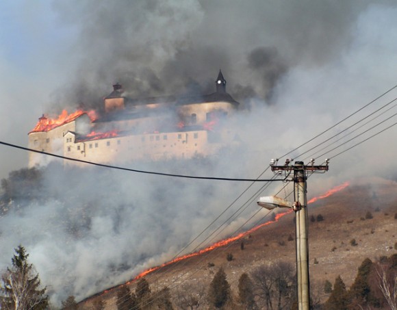Las llamas devoran a castillo en Esolovaquia. Foto: AFP