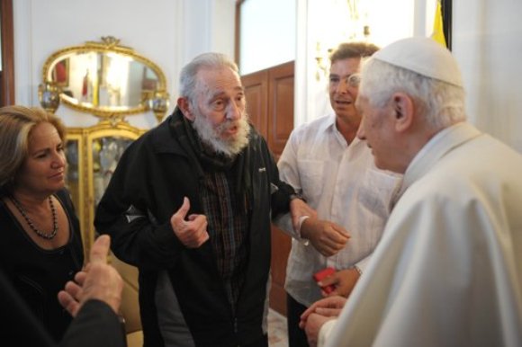Fidel Castro y el Papa. Foto: vía Twitter