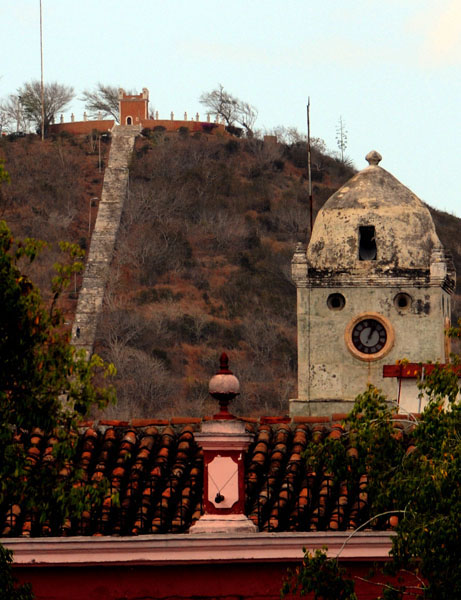 Vista parcial de Iglesia Holguinera con el fondo de la conocida Loma de la Cruz. Foto: Ismael Francisco/ Cubadebate.
