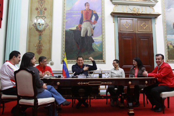 A su llegada al país, la madrugada de este jueves, el presidente de la República Hugo Chávez se reunió con parte de su gabinete ejecutivo en el Palacio de Miraflores.