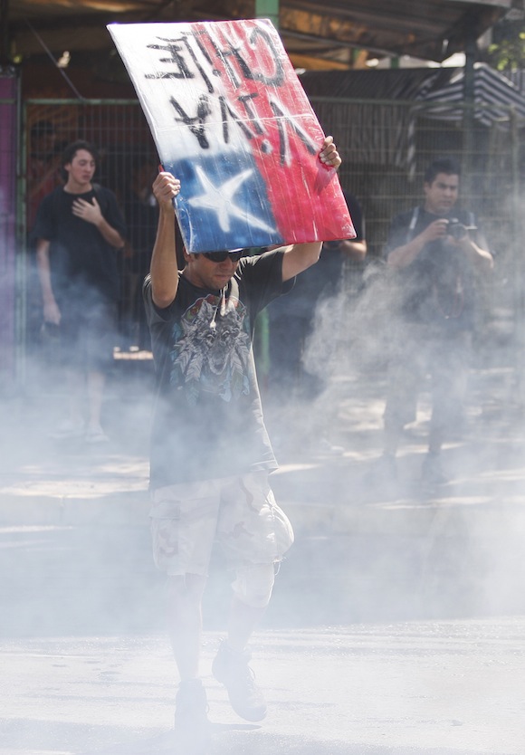 Violenta represión contra estudiantes chilenos. Foto: AP/ Roberto Candia