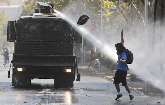 Violenta represión contra estudiantes chilenos. Foto: AP/ Roberto Candia