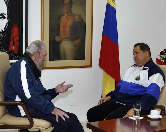 Fidel visita a Chávez en el hospital. Foto: @izarradeverdad, vía Twitter