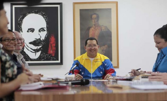 Hugo Chávez, se reunió este domingo con miembros de su gabinete en La Habana, donde se encuentra recuperándose de una intervención quirúrgica. Foto: AVN