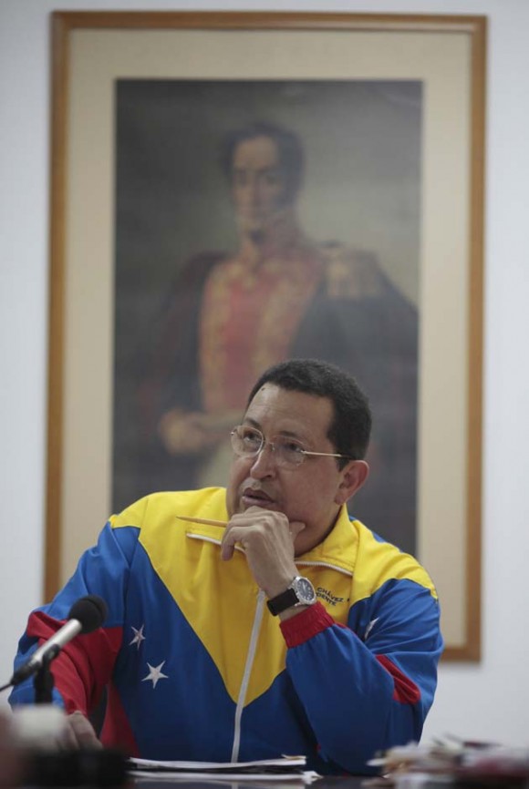 Hugo Chávez, se reunió este domingo con miembros de su gabinete en La Habana, donde se encuentra recuperándose de una intervención quirúrgica. Foto: AVN