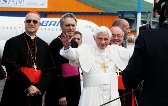 El Papa Benedicto XVI es recibido por el Cardenal Jaime Lucas Ortega Alamino, Arzobispo de La Habana, en el aeropuerto internacional José Martí, en La Habana, Cuba el 27 de marzo de 2012. AIN FOTO/Omara GARCÍA MEDEROS/
