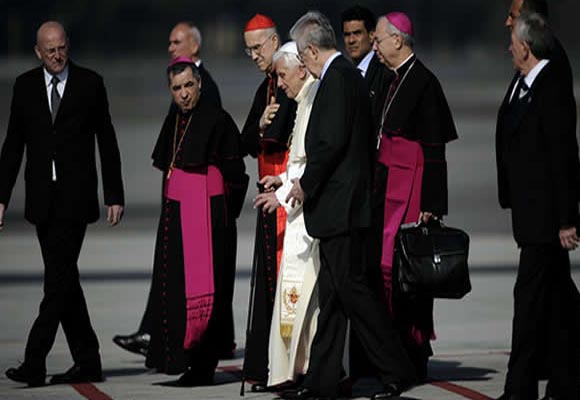 Antes de subir al avión, el Papa fue escoltado por el secretario de Estado de El Vaticano, Tarcisio Bertone, y el primer ministro italiano, Mario Monti. Fuente: AFP