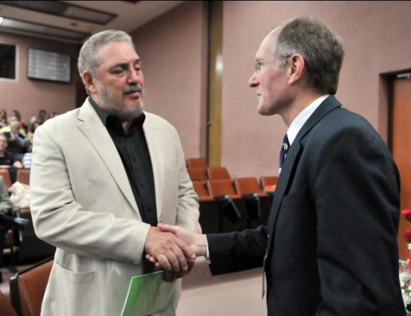 El premio Nobel de Química 2003, el estadounidense Peter Agre, saluda a Fidel Castro Díaz-Balart, hijo del expresidente Fidel Castro, durante la inauguración del Congreso Internacional Biotecnología Habana 2012, en La Habana (Cuba).