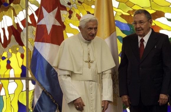 Raúl Castro recibe a Benedicto XVI en el Palacio de la Revolución. Foto: Ismael Francisco/ Cubadebate