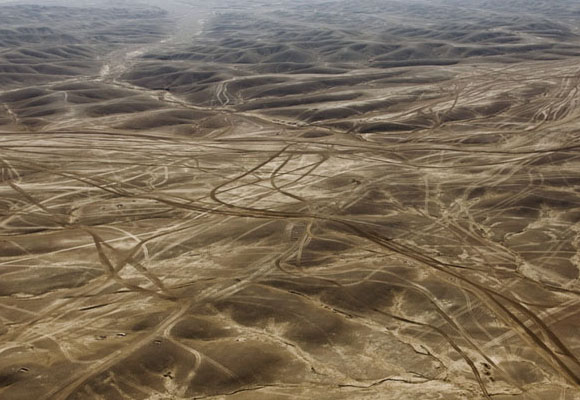 Huellas de vehículos vistas desde un helicóptero, en un desierto de Afganistán. Foto: Behrouz Mehri/AFP