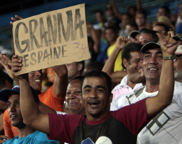 Alfredo Despaigne impone nuevo record de jonrones en una Serie Nacional. Foto: Ismael Francisco/Cubadebate