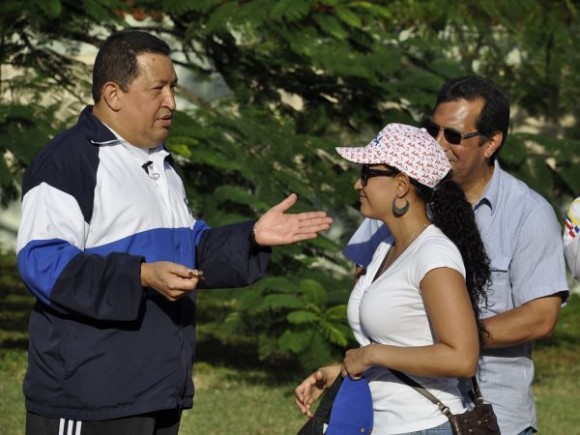 Chávez juega a las bolas criollas en La Habana. Foto: AVN