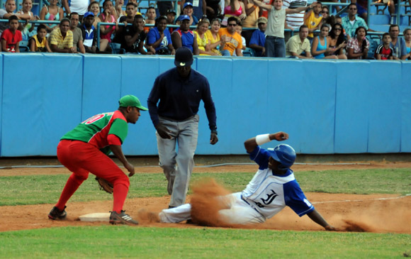 Yordanis Alarcón, tercera base tunero pone out al capitalino Irait Chirino. Foto: Ladyrene Pérez/Cubadebate.
