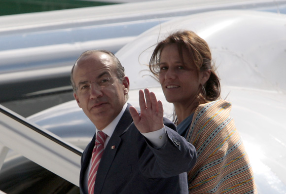 Se despide de Cuba, Felipe Calderón, presidente de México, en el Aeropuerto Internacional José Martí. Foto: Ismael Francisco/Cubadebate