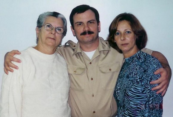 Fernando junto a su madre y su esposa, Magali Llort y Rosa Aurora.