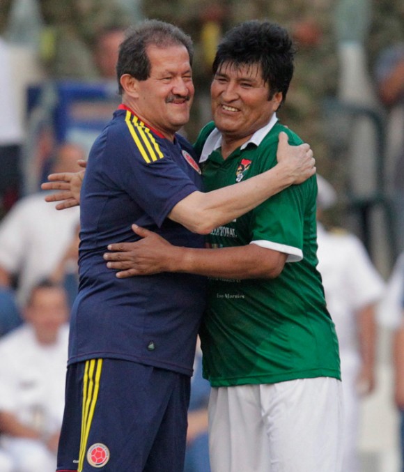 Fotografías cedidas por la presidencia colombiana, muestran al mandatario Juan Manuel Santos y a su homólogo Evo Morales antes de un partido de fútbol en Cartagena (Colombia).