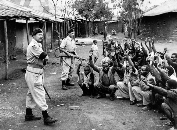 Kenia, 1964: soldados del Devon Regiment en acción de contrainsurgencia en la aldea de Karoibangi buscando  guerrilleros Mau Mau