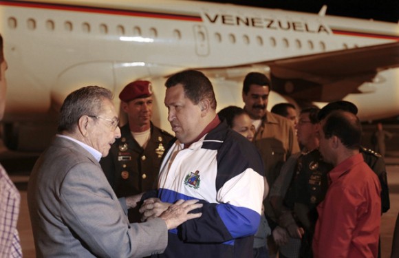 Hugo Chávez llega a Cuba. Foto: Prensa Presidencial