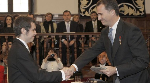 El príncipe de Asturias entrega a Cristóbal Ugarte, nieto de Nicanor Parra, el Premio Cervantes concedido al poeta chileno, quien por su avanzada edad no ha podido viajar a España- (EFE)