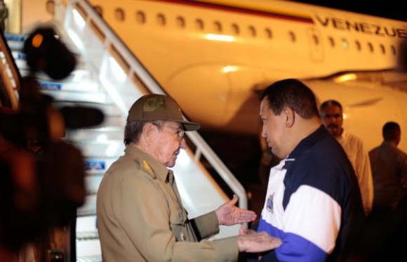 El mandatario venezolano Hugo Chávez llegó esta noche a su natal estado Barinas luego de culminar el segundo ciclo de radioterapia al que se sometió en Cuba. En las gráficas difundidas por la Prensa Presidencial de Venezuela, podemos ver el momento en que Raúl Castro lo acompañó al aeropuerto de La Habana para despedirse.