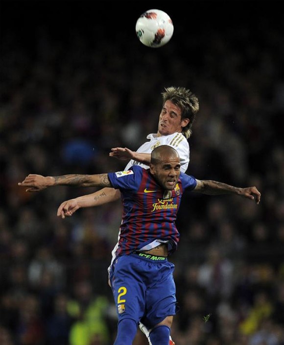 Fabio Coentrao y Dani Alves fueron los protagonistas de una de las disputas del Clásico. Ambos pelearon en la banda. Fue un bonito duelo. Foto: AFP