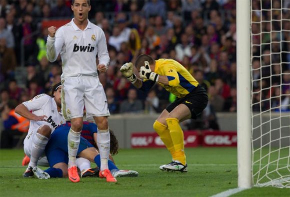 El Real Madrid se adelantó en el marcador gracias a un gol de Khedira. Puyol no despejó en el área pequeña y el alemán aprovechó la oportunidad. Foto: AFP