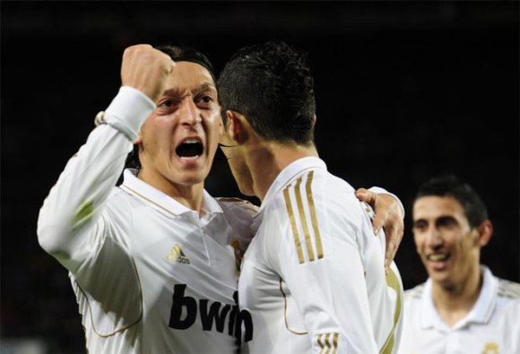 Mesut Özil dio el pase que supuso el gol de Cristiano Ronaldo. La asistencia, puro caviar. Foto: AFP