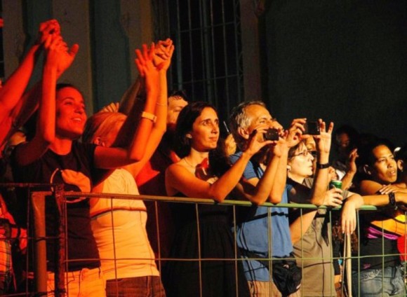 El público del barrio La Juanita, en Cienfuegos, interpreta las canciones del trovador 