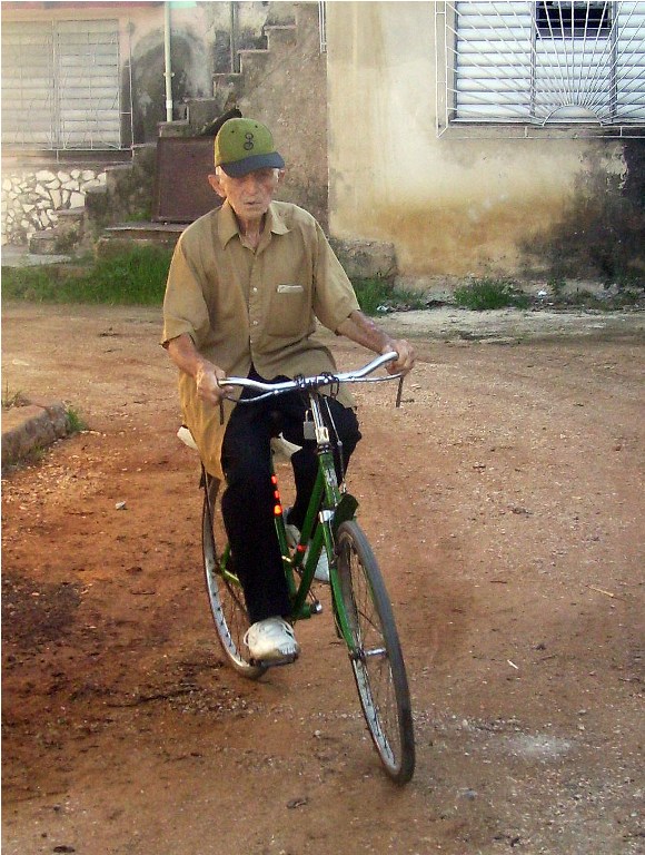 Hombre de 93 años que monta bicicleta