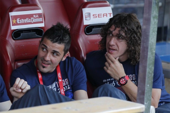 Villa y Puyol, en el banquillo durante los minutos previos al partido.  Foto: Rafa Casal