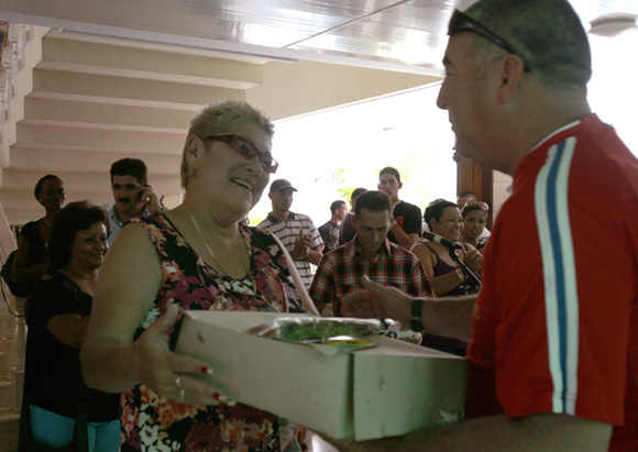 EL manager de Grama entrega un presente a la periodista Julia Osendi, por el dia de las madres. Foto: Ismael Francisco/Cubadebate.