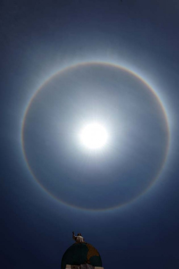 Un halo solar producido por la refracción de la luz a través de gotas de agua en las altas nubes de la atmósfera. Foto: AFP