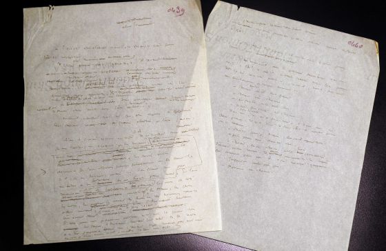 Las dos hojas manuscritas de 'El principito' que subastará la casa ArtCurial. / REMY DE LA MAUVINIERE (AP)