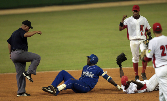Rudy Reyes es puesto out en segunda base. Foto: Ismael Francisco/Cubadebate.