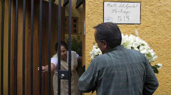 Ramos de flores para el domicilio de Carlos Fuentes.  OMAR TORRES/(AFP)