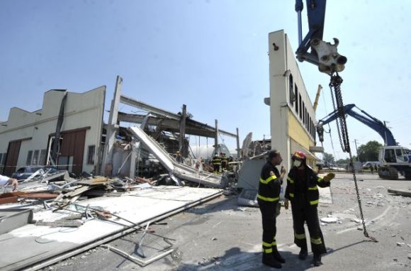 Bomberos italianos buscan entre los escombros de una fábrica