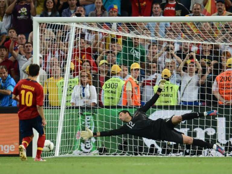 Cesc Fábregas le da la victoria a España y el pase a la gran final. Foto: AFP