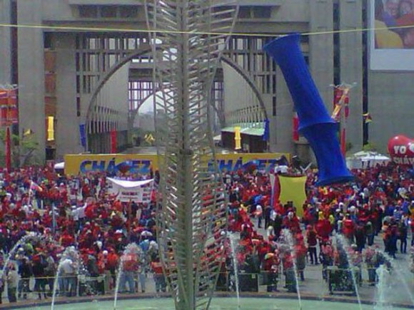 Venezolanos comienzan a congregarse para acompañar a Chávez. Foto: Noticias 24