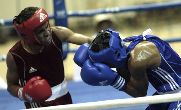 Robeisy Ramírez  de Cuba de rojo gano en la división de 52 kg ante Victor Aguila. Foto: Ismael Francisco/Cubadebate.
