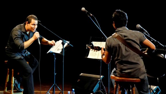Israel Rojas y Yoel Martínez cantan uno de los tema del próximo disco. Foto: Anabel Díaz Mena/Cubadebate